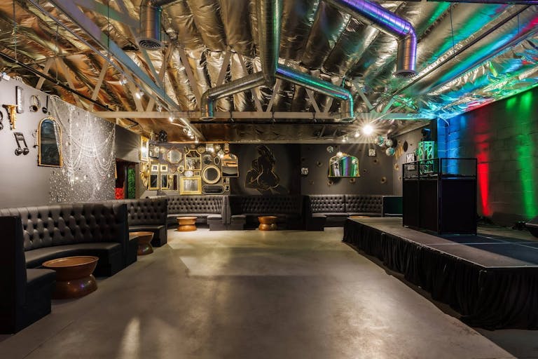 Lounge + Photography Studio - Image 0