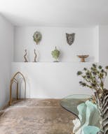 Classic Parisian Art Gallery with Black Storefront 40m2 - Image 9