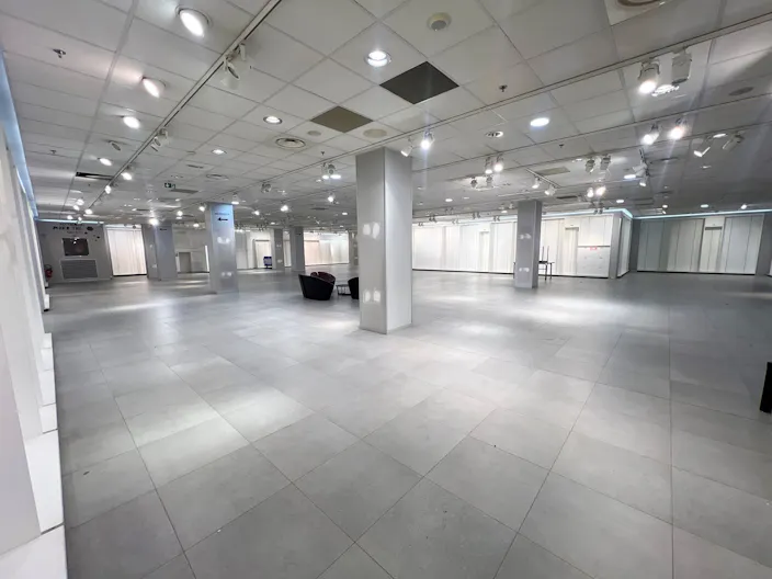 Boutique Flagship centre commercial Bercy 2 - Image 0