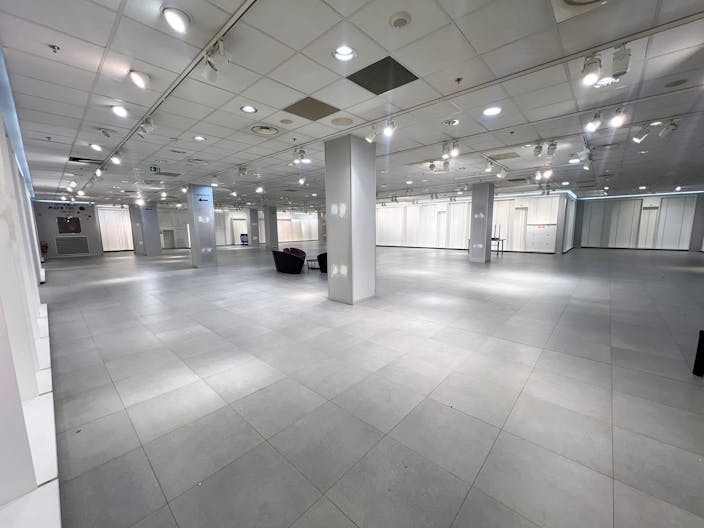 Boutique Flagship centre commercial Bercy 2 - Image 0