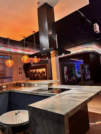 Luxury Art Gallery - Image 1