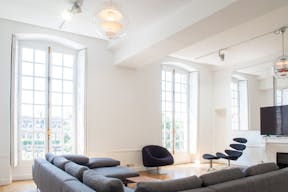 Place des Vosges Fashion Showroom - Image 7