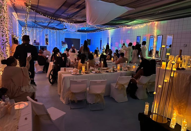 Vibrant Photo Studio in West Vegas - Image 2