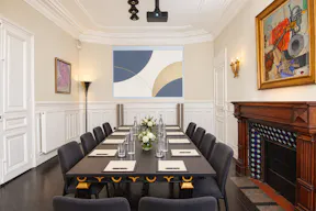 Chic Parisian Apartment – Fashion Showroom, Paris Champs-Élysées - Image 19