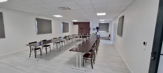 Salle à louer 80m2 proche des axes routiers (Marseille, Aix en Provence, Vitrolles, Marignane) - Image 1