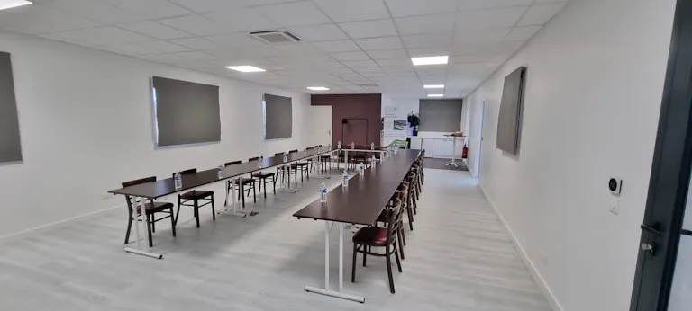 Salle à louer 80m2 proche des axes routiers (Marseille, Aix en Provence, Vitrolles, Marignane) - Image 1
