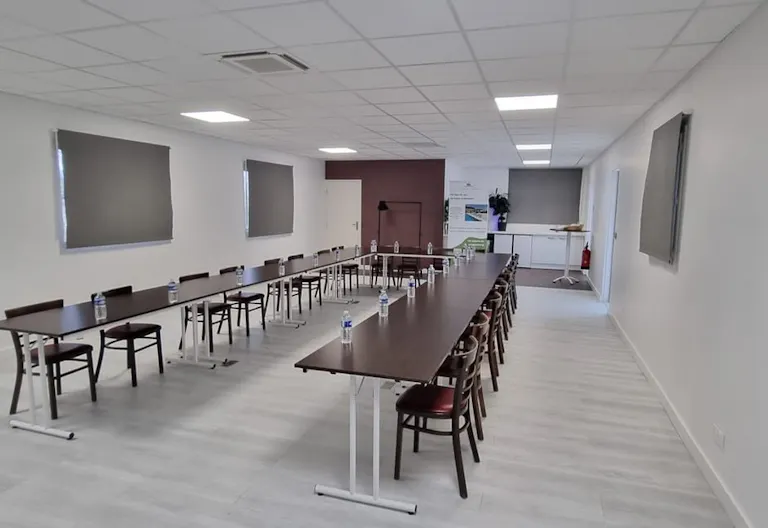 Salle à louer 80m2 proche des axes routiers (Marseille, Aix en Provence, Vitrolles, Marignane) - Image 1