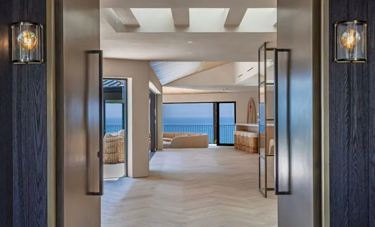 Malibu Modern Masterpiece | Private Beach Access & Luxury Amenities - Image 1
