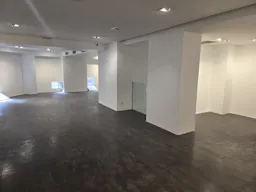 Prime Corner Showroom on Boulevard Saint-Michel - Image 8
