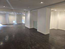 Prime Corner Showroom on Boulevard Saint-Michel - Image 8