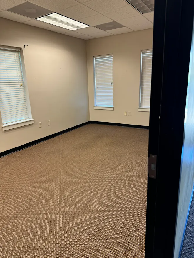 Large office space available for rent immediate - Image 0