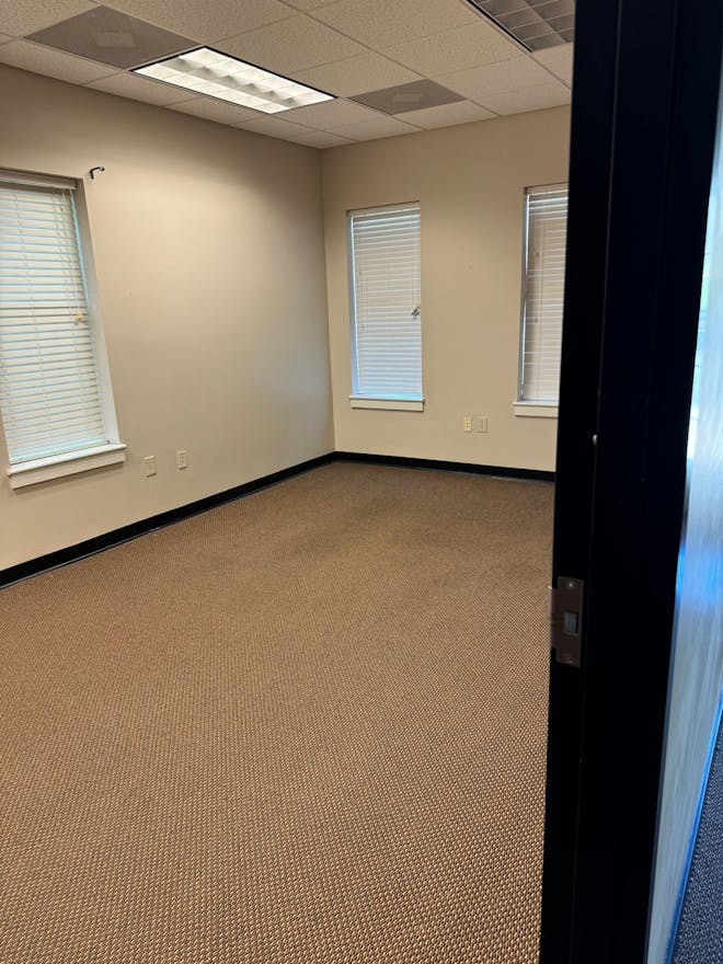 Large office space available for rent immediate - Image 0