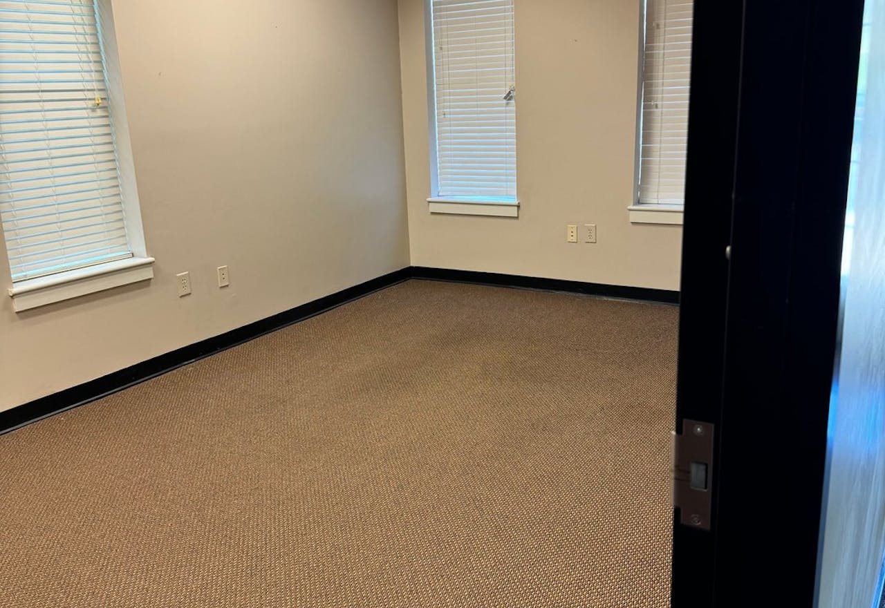 Large office space available for rent immediate - Image 0