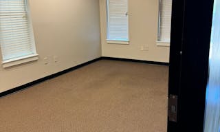 Large office space available for rent immediate - Image 0