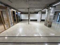 Entire art gallery in Le Marais, Paris - Image 35