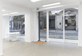 Bright and large boutique in le Haut-Marais - Image 1