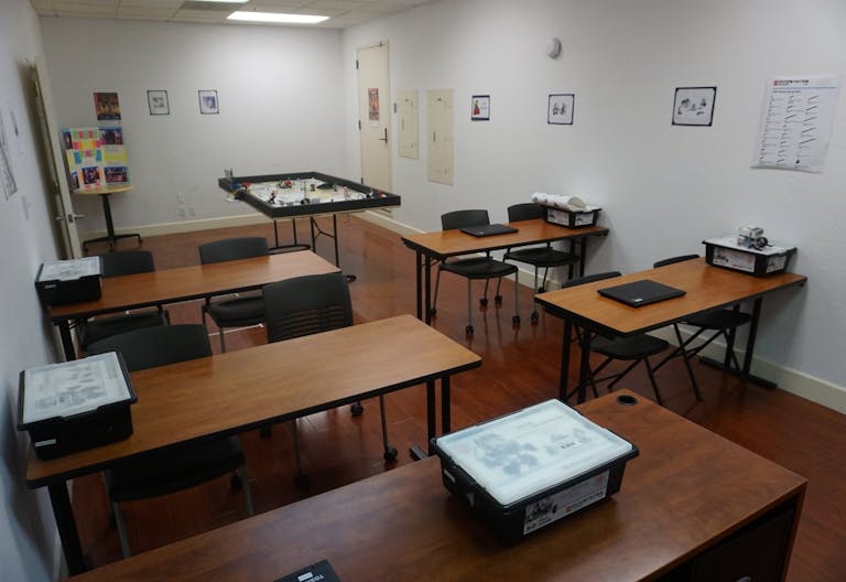 Spacious , quiet and clean room 206 at University of San Jose - Image 1