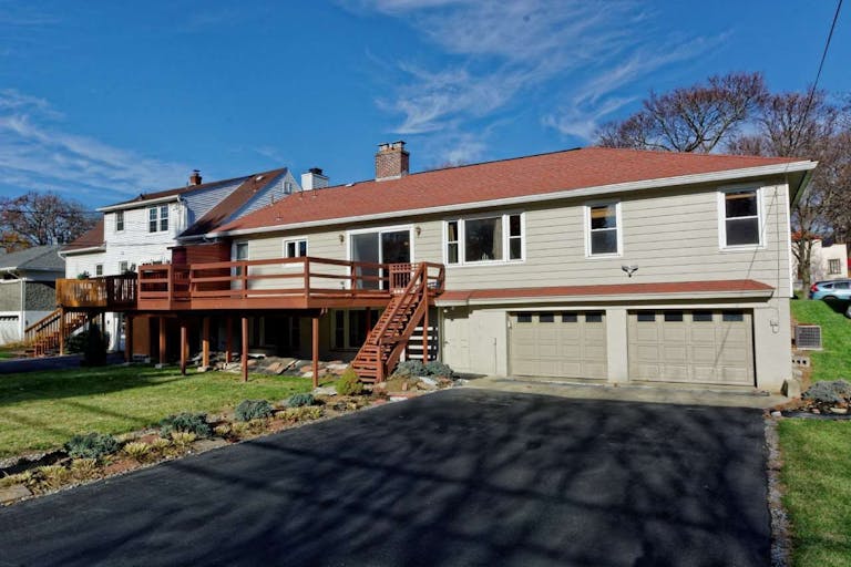 Large, bright, updated Ranch Located in the heart of Pine Hills. 3 bedroom, 2 full & 2-1/2 baths - Image 1