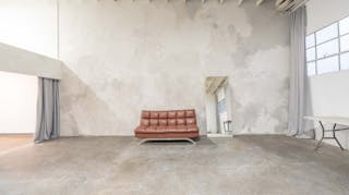 High-ceiling photo studio with a cyclorama wall - Image 11