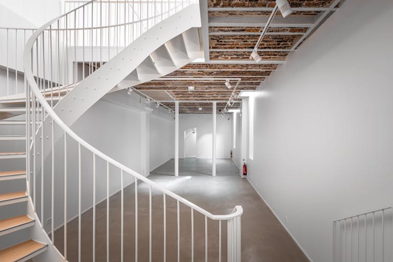 Perfect Showroom on Rue de Turenne - Image 3