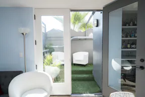 Stunning Art Deco Suite - Image 8