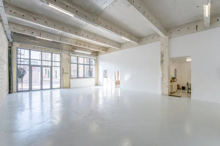 Studio d'artiste white cube dans une ancienne zone industrielle - Image 0