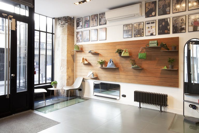 Showroom space under glass roof with natural light - Image 3