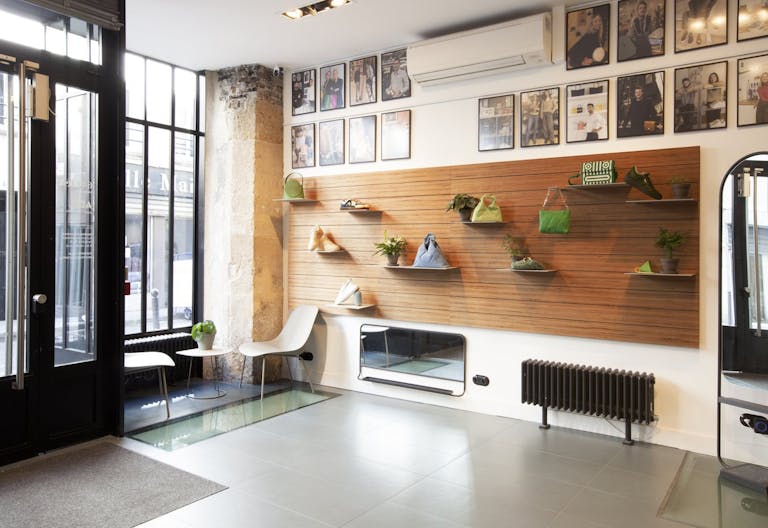 Showroom space under glass roof with natural light - Image 3