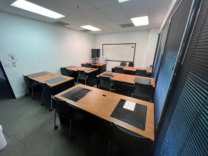 Spacious , quiet and clean room 125 at University of San Jose - Image 4