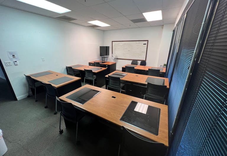 Spacious , quiet and clean room 125 at University of San Jose - Image 4