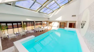 Hôtel particulier avec piscine à Cannes - Image 1