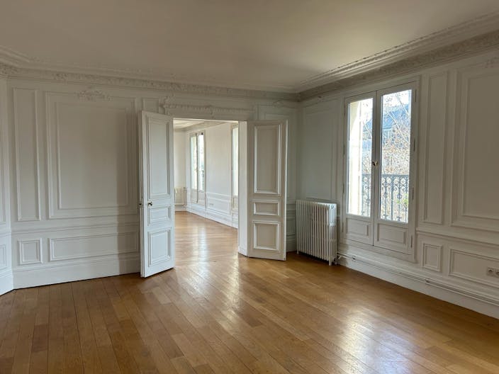 Beautiful Apartment Showroom in the 7th Arr. - Image 0