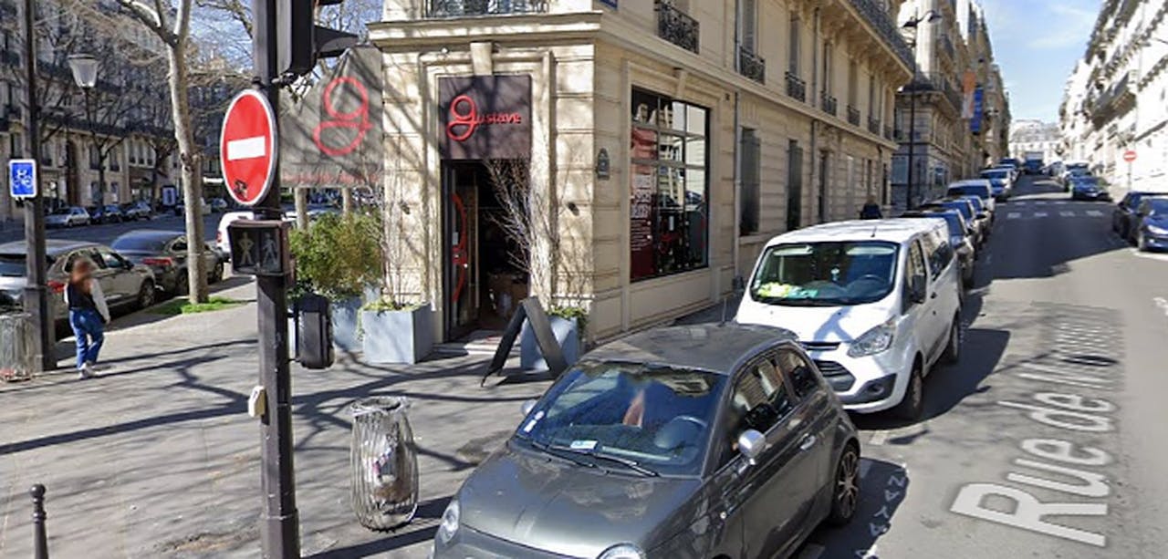 Corner Boutique in 8th arrondissement - Saint-Augustin - Image 1