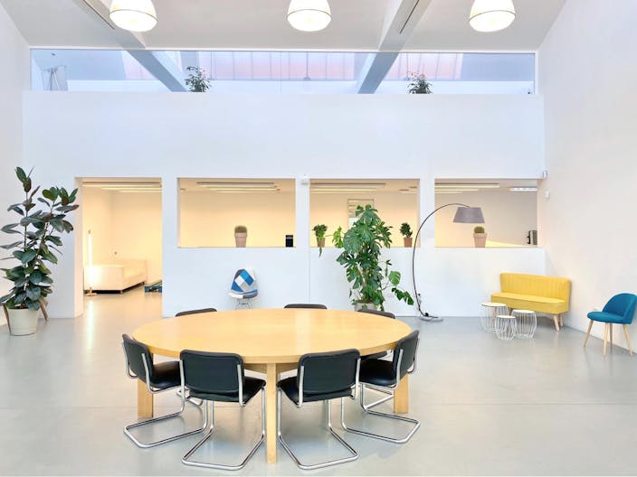 Bright Loft: 450 sqm Versatile Industrial Space with Stunning Daylight and Minimalist Design - Image 0