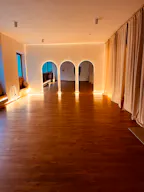 Espace de yoga ou activités de bien être au cœur de Cannes. - Image 1