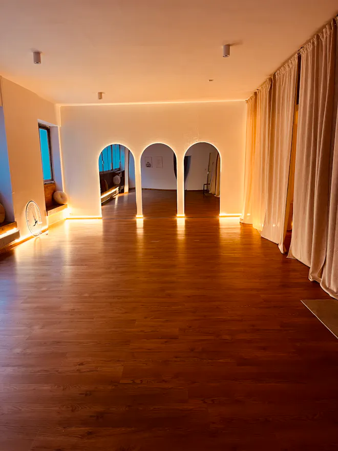 Espace de yoga ou activités de bien être au cœur de Cannes. - Image 1