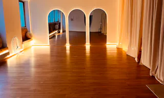 Espace de yoga ou activités de bien être au cœur de Cannes. - Image 1
