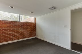 Trendy Building in Beverly Hills - Image 21