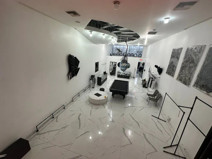 Luxurious Storefront on Melrose Ave - Image 2