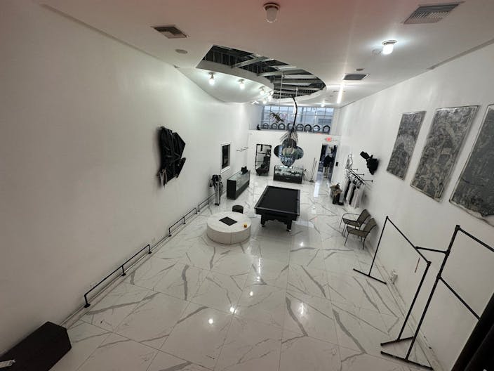 Luxurious Storefront on Melrose Ave - Image 2