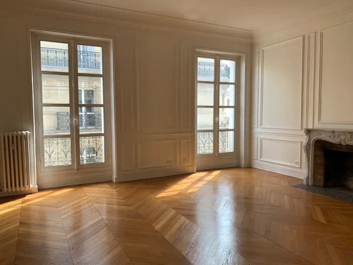 Spectacular Showroom in Saint-Germain - Image 2