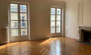 Spectacular Showroom in Saint-Germain - Image 2