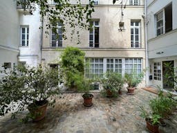 Courtyard gallery near Place des Vosges - Image 7