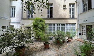 Courtyard gallery near Place des Vosges - Image 7