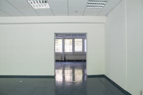 Striking Corner Space on Karl-Liebknecht-Straße with Full-Glass Frontage - Image 9