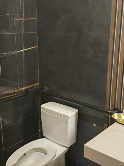 Full service restaurant and bar available for daily or weekly events - Image 3