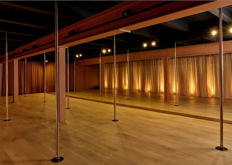 White Box in a vibrant artistic hub - Image 2