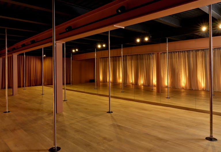 White Box in a vibrant artistic hub - Image 2