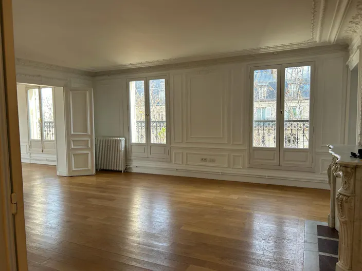 Beautiful Apartment Showroom in the 7th Arr. - Image 1