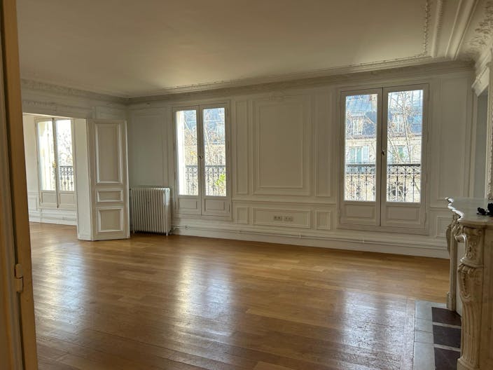 Beautiful Apartment Showroom in the 7th Arr. - Image 1